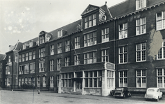 3808 Gezicht op de voorgevel van de Psychiatrisch Neurologische Kliniek (Nicolaas Beetsstraat 24 ) te Utrecht.